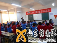 李老師領(lǐng)學(xué)生欣賞音樂 (1)_副本.jpg