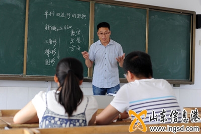王永勝利用假期時(shí)間,給青年教師傳授教學(xué)經(jīng)驗(yàn) (1)_副本.jpg
