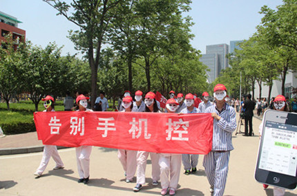 隊(duì)伍在校園游行,鐘宏攝影_副本_副本.jpg