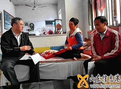 戴恩成主任為霍保鳳看診并給予心理疏導(dǎo)_副本.jpg