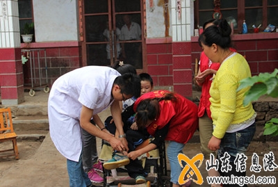 圖為志愿者為殘疾兒童康復(fù)指導(dǎo)_副本.jpg