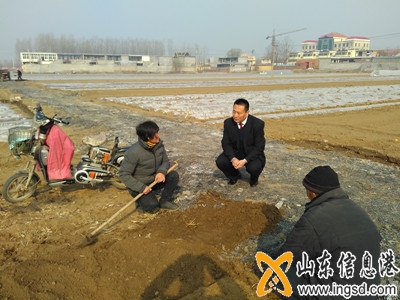 馬義德主任深入田間地頭調(diào)解一起土地糾紛_副本.jpg
