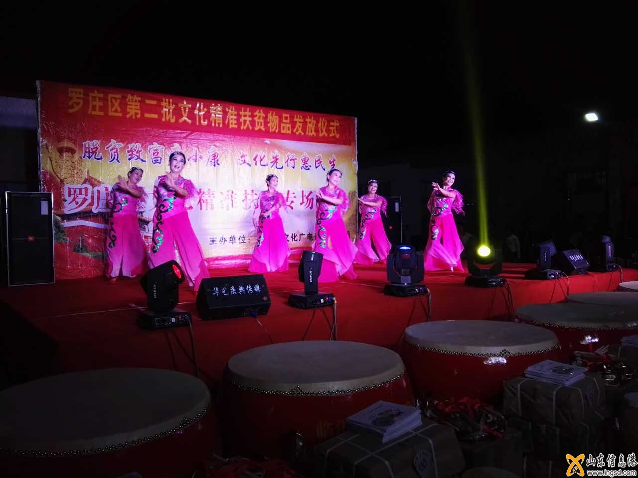 羅莊區(qū)國家“扶貧日”文化下鄉(xiāng)“造血 (6).jpg