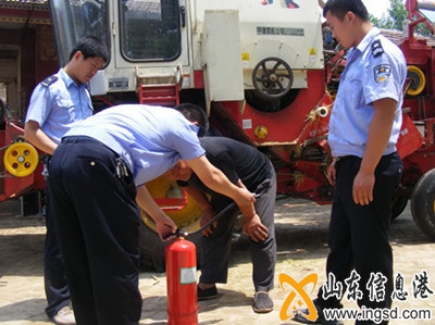 陵縣公安局“麥收服務隊”宣傳加巡邏服務麥收_副本_副本.jpg