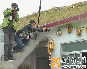 游客在農(nóng)家樂(lè)拍照留念_副本.jpg